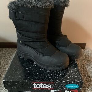 Totes Black Insulated Snow Boots    (size 7)